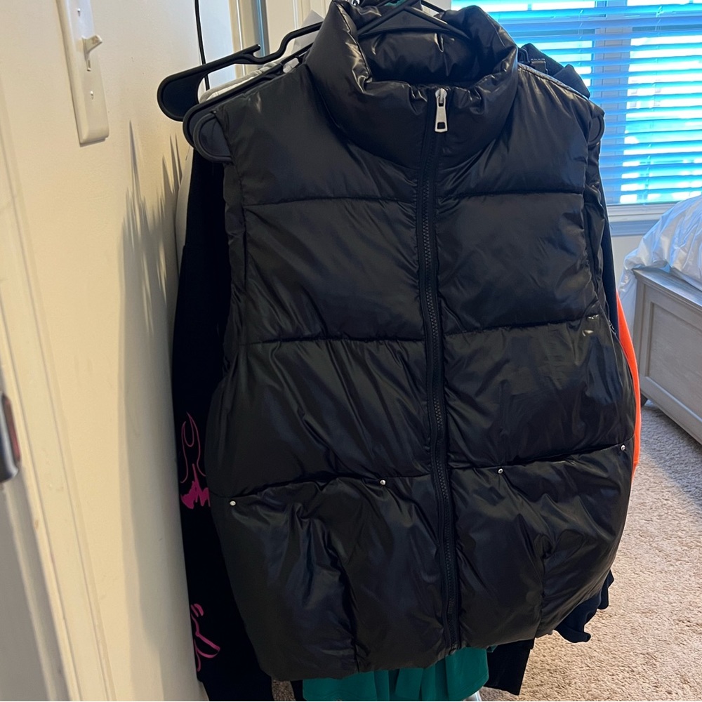 NWOT BLACK SHEIN PUFFER VEST SIZE SMALL